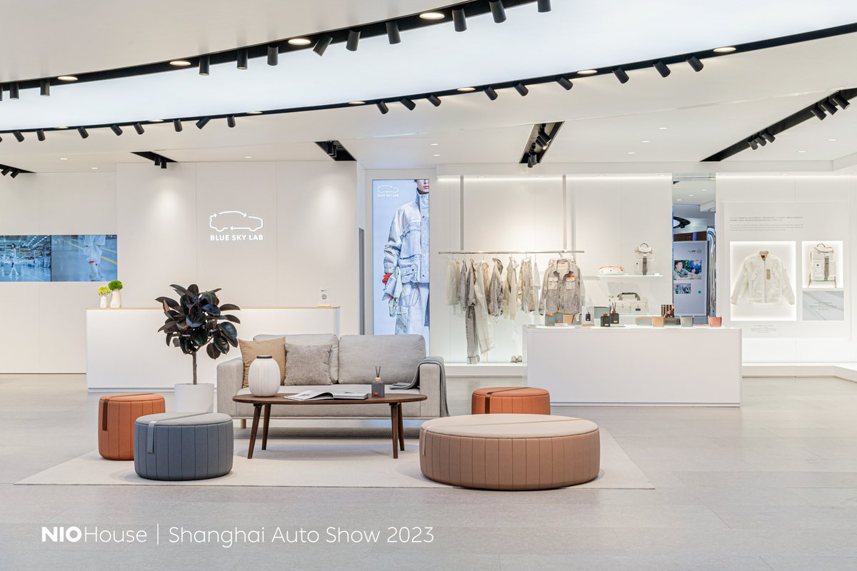 NIOGlobal's tweet photo. NIO at Auto Shanghai 2023.
 
#NIO has set up an NIO House of 3,000 square meters in Hall 6.1 on the theme of "New EPISODE". Over 300 user volunteers are the hosts of the NIO House, welcoming audience and passing the brand’s vision of #BlueSkyComing. https://t.co/F7jG70aYV2