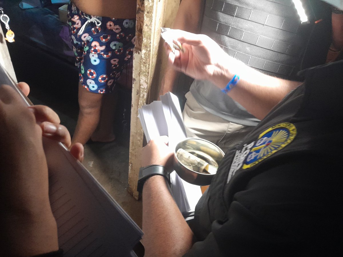PGN_PANAMA's tweet photo. #EnDesarrollo| En el distrito de San Miguelito, la Fiscalía Superior Especializada en Delitos de Asociación Ilícita con @ProtegeryServir desarrollan la #OperaciónDonqueo para ubicar a personas requeridas por pandillerismo, relacionadas a la pandilla "SAM 23 o JORDAN 23". https://t.co/vIDmTbxb6m