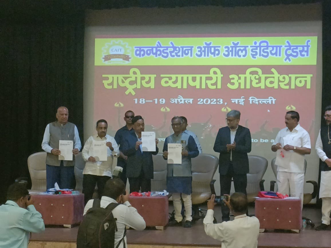 PKhandelwal_MP's tweet photo. At @CAITIndia national conclave @MeNarayanRane today launched a white paper on #GST rationalization for beverages sector to gain higher margin for retailers &amp; greater investment &amp; more jobs.  #doubleretailerincome @nsitharaman @finminindia @gst_council https://t.co/5xBaaW1zyA