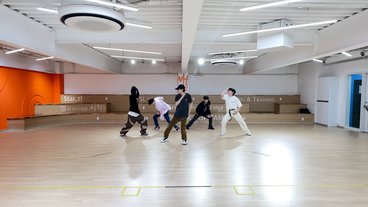 BXB(비엑스비) - 'HOLA!(올라!)' Dance Practice

🔗 youtu.be/D9FDFr_hWkQ

#BXB #비엑스비 #HOLA #올라 
#PEAKTIME #피크타임