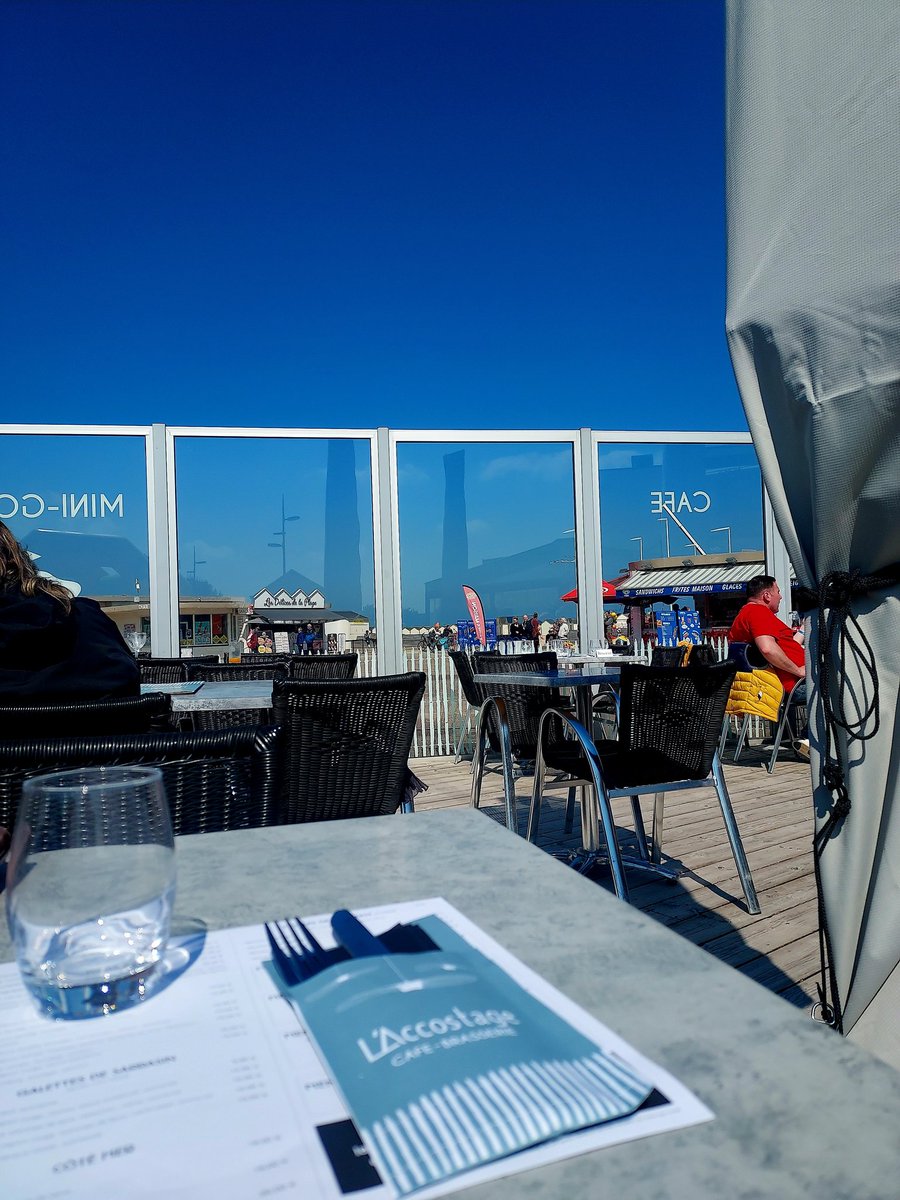 BarrMarie's tweet photo. #Soleil ☀️😎 #Terrasse #BordDeMer #Déjeuner #PausePlaisir #Normandie 🐄 https://t.co/ZhL95VgY3C