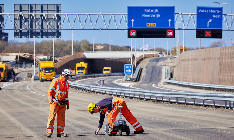 Heb jij je al aangemeld voor de Open Dag Tjalmaweg op zaterdag 6 mei? 👀 Tijdens deze dag kun je de #Tjalmaweg en viaduct Valkenburg-Oost van dichtbij komen bekijken. Een unieke kans om over de nieuwe weg te lopen en fietsen! Meer info en aanmelden? 👉 bit.ly/3A7j5Id