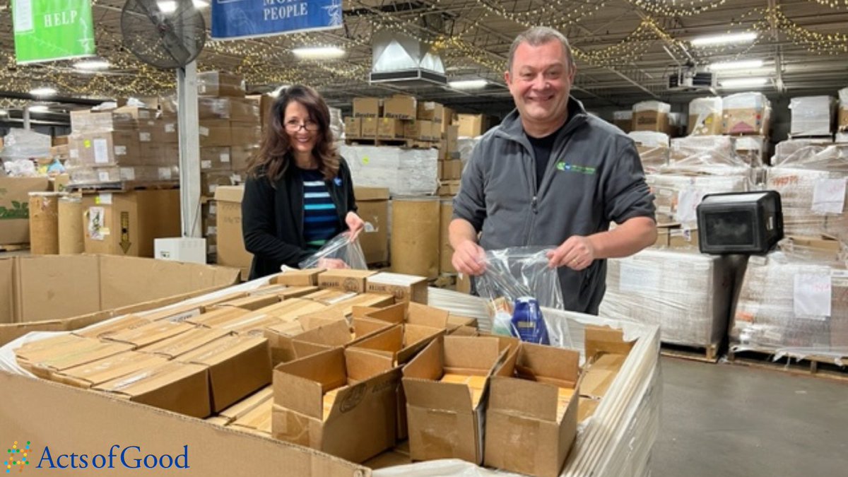 ProcterGamble's tweet photo. #DYK that April is #NationalVolunteerMonth? To celebrate, we’re spotlighting our amazing employees who dedicate their time &amp; talents to doing #ActsofGood in their communities with our long-standing partners like @m25m_org, @Habitat_org and @LLandW. Follow along to learn more... https://t.co/DurINUl7pq