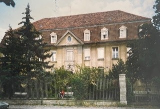 ESCP_bs's tweet photo. Who remembers when our campuses were like this? 🧐
#throwback #50Years #Europeancommunity https://t.co/H5QwZ6nv5i