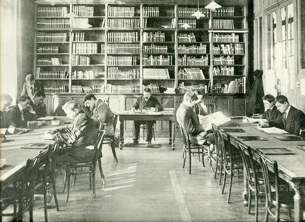 ESCP_bs's tweet photo. Who remembers when our campuses were like this? 🧐
#throwback #50Years #Europeancommunity https://t.co/H5QwZ6nv5i