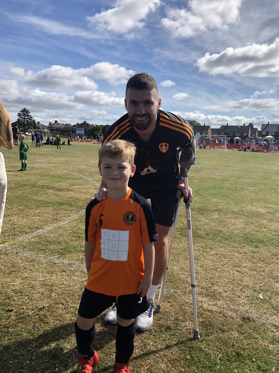 Little lad met one of his heroes at Swillington football gala last summer and such a friendly guy. Happy birthday and get back on the pitch soon <a href="/dallas_stuart/">stuart dallas</a> 👍🏻