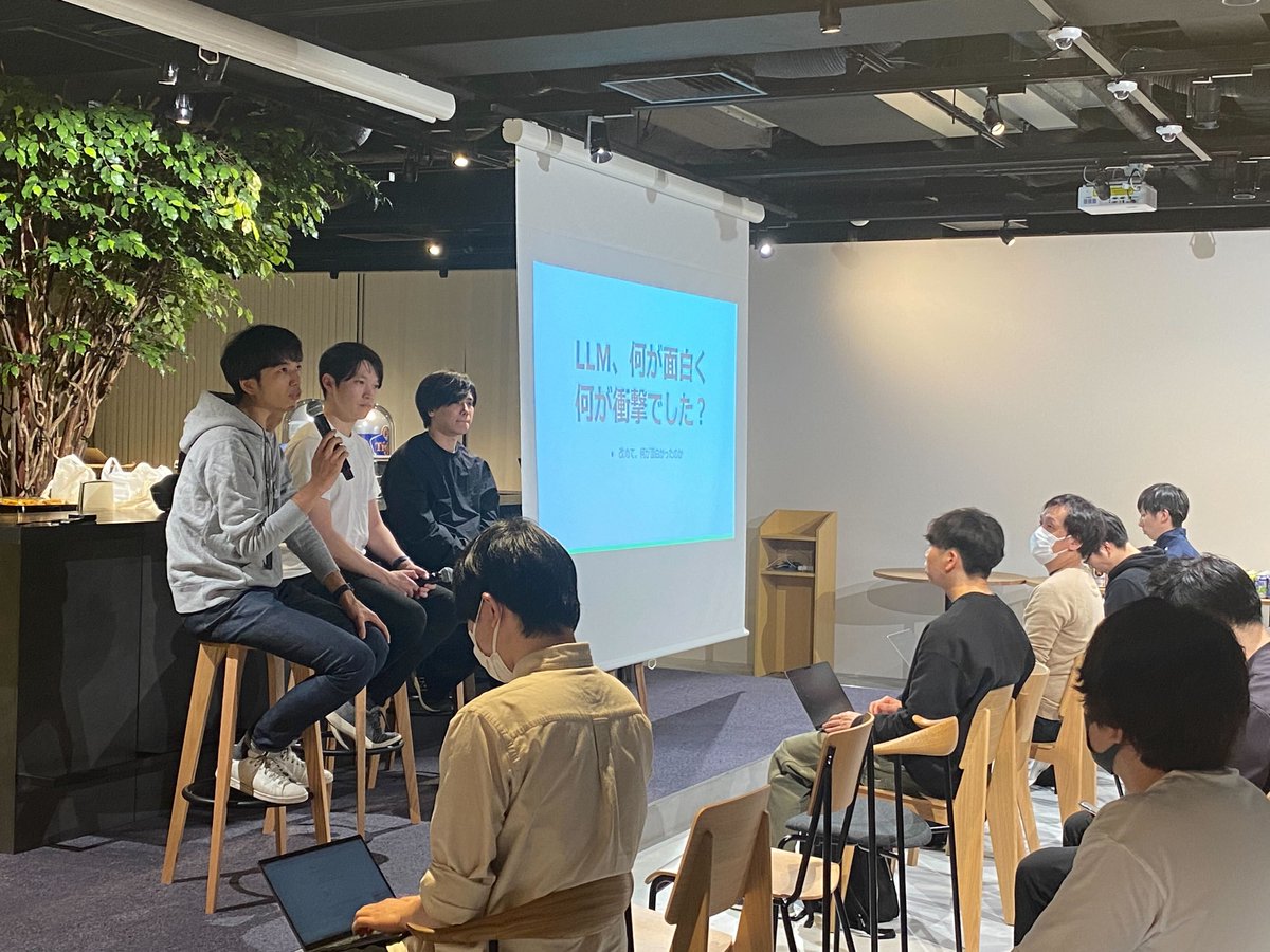 NaitoShiomi's tweet image. Q：LMM、何が面白く、何が衝撃でした？
A：汎用的に使える幅の広さと安さ！みんなが機械学習エンジニアになる可能性がある。でも実際のサービスには使える場所、使えない場所もあるよね。
 #saastech