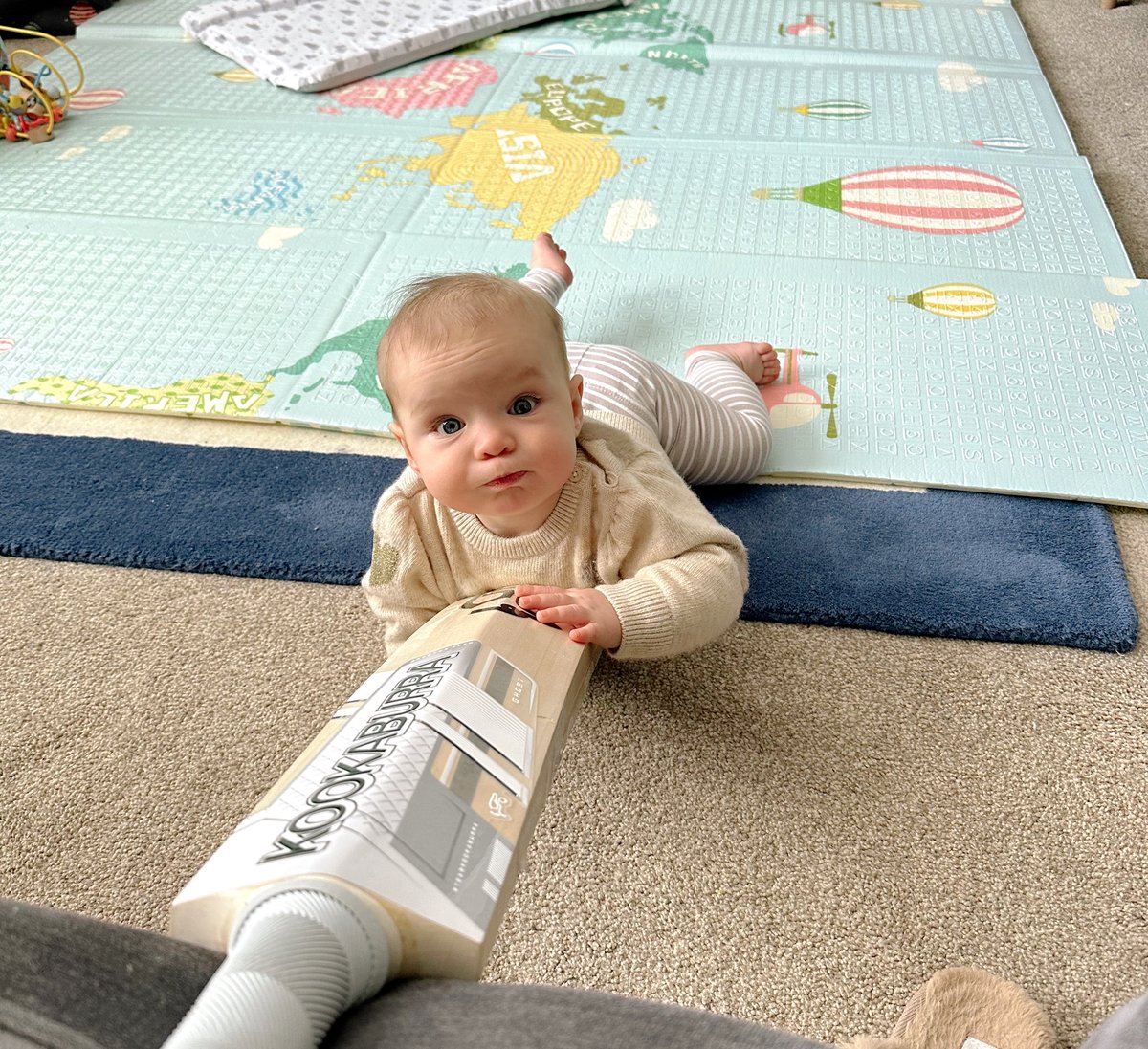 marnus3cricket's tweet photo. Knows a good thing when she sees it 🏏 https://t.co/6w410dH9Bb