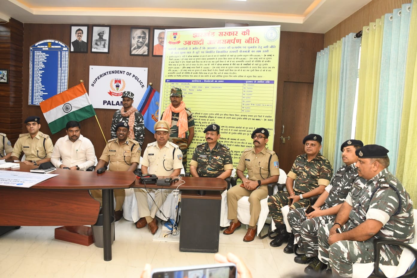 पलामू में 5 लाख के इनामी सहित दो नक्सलियों ने किया आत्मसमर्पण Two naxalites surrendered in Palamu with a reward of 5 lakhs