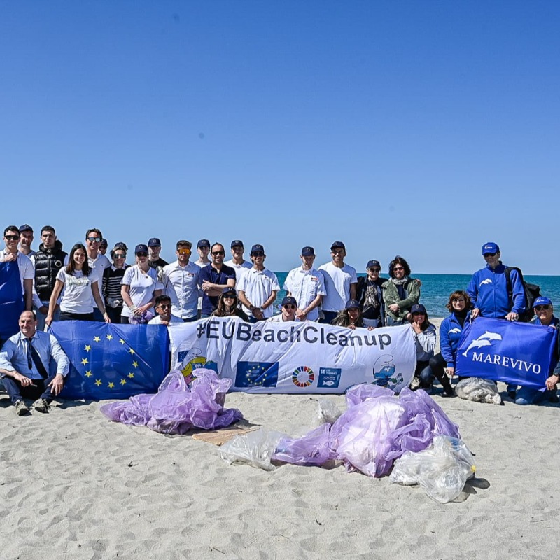 europainitalia's tweet photo. Oggi a Viareggio #EUBeachCleanup per aumentare la consapevolezza sull'inquinamento marino
Gli scarti raccolti saranno impiegati dall'artista Raul Orvieto per le sue opere!
#CasaEuropaViareggio
@ComuneViareggio
#MareVivoToscana
ITS ItalianSuperYachtLife
#Navigo

#ActNow
@eu_mare