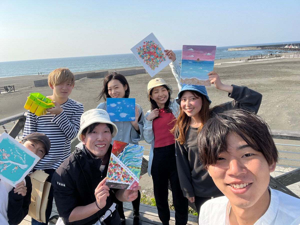 nomadoya2's tweet photo. 【ノマド家であったイベントを紹介】  
海でお絵描き / 2023年4月1日  

ちゃんはるの提案で海を眺めながら自由に絵を描く会が開催されました🎨

海辺でワインを飲みながら、絵を描く休日。
なんと優雅な休日の過ごし方なんでしょうか👩‍🎨🍷 

それにしても、みんなの絵のクオリティが高くて驚きです！ https://t.co/jBspje5krg