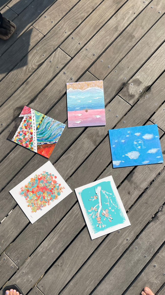 【ノマド家であったイベントを紹介】  
海でお絵描き / 2023年4月1日  

ちゃんはるの提案で海を眺めながら自由に絵を描く会が開催されました🎨

海辺でワインを飲みながら、絵を描く休日。
なんと優雅な休日の過ごし方なんでしょうか👩‍🎨🍷 

それにしても、みんなの絵のクオリティが高くて驚きです！