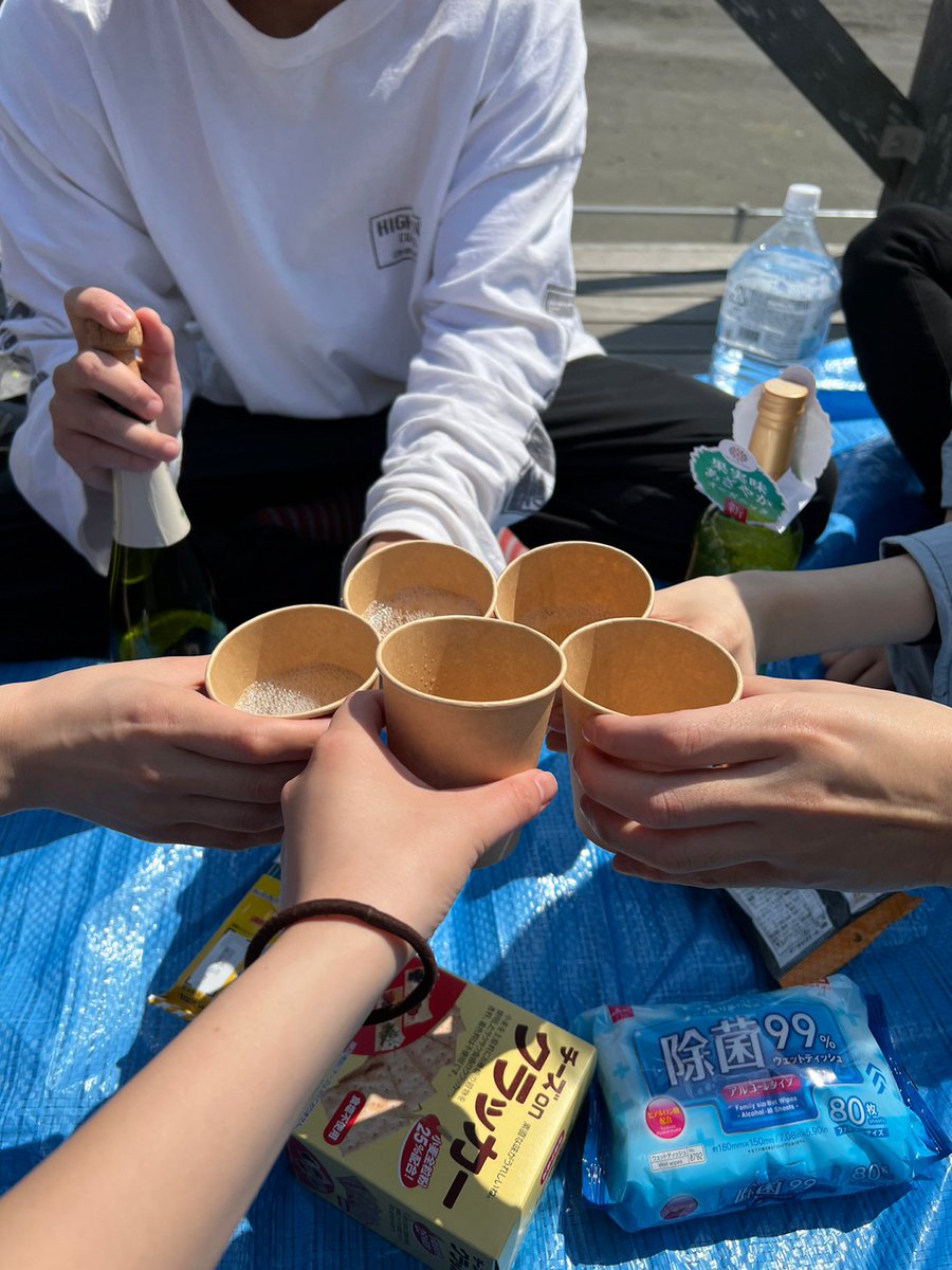 nomadoya2's tweet photo. 【ノマド家であったイベントを紹介】  
海でお絵描き / 2023年4月1日  

ちゃんはるの提案で海を眺めながら自由に絵を描く会が開催されました🎨

海辺でワインを飲みながら、絵を描く休日。
なんと優雅な休日の過ごし方なんでしょうか👩‍🎨🍷 

それにしても、みんなの絵のクオリティが高くて驚きです！ https://t.co/jBspje5krg