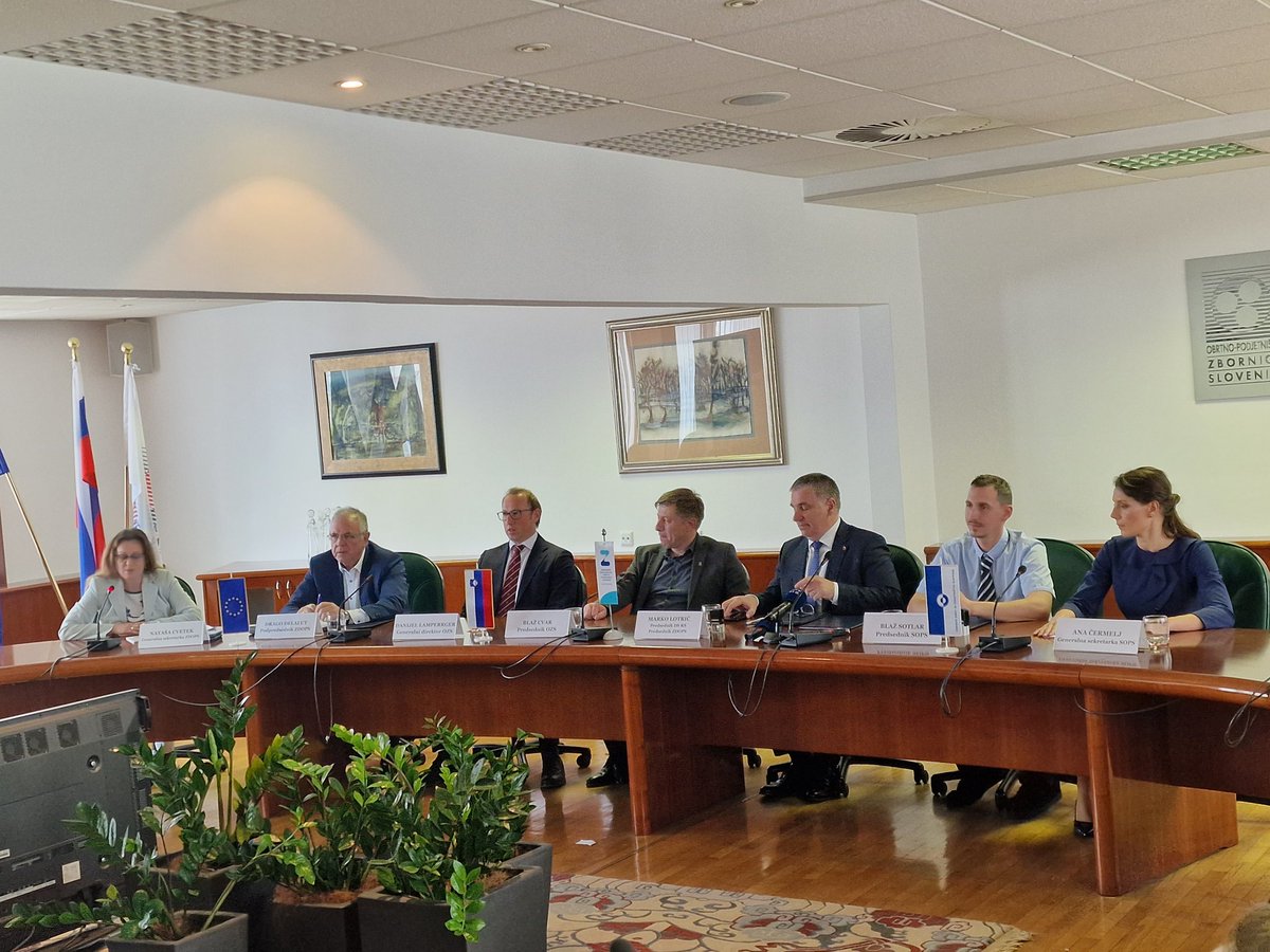 DrzavniSvet's tweet photo. Na OZS poteka podpis kolektivne pogodbe za obrt in podjetništvo, ki sta jo izpogajala Združenje delodajalcev obrti in podjetnikov Slovenije (ZDOPS) in Sindikat obrti in podjetništva Slovenije (SOPS). Pogodba pokriva okrog 43 gospodarskih dejavnosti #OZS #ZDOPS #SOPS @LotricMarko https://t.co/YDr2vdZfrh