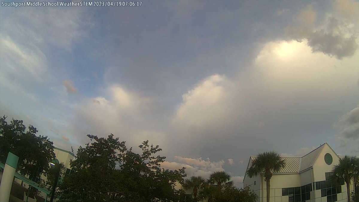 SPMWxSTEM's tweet photo. Southport Middle School at sunrise and it's 62.9 F. https://t.co/9oF4TtF4ti