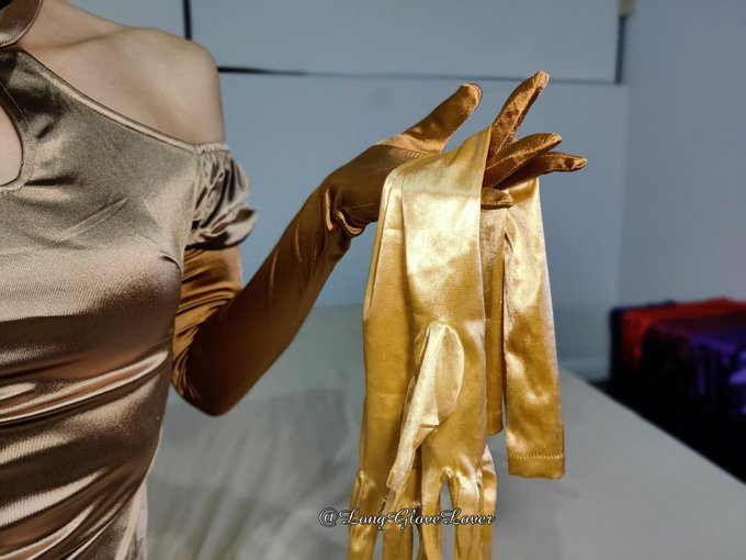 Continue with golden gloves~ Can't resist the temptation when satin gloves are fit with shiny dress and<a href="/tag/gloves"class="tags"><span>#gloves</span></a><a href="/tag/fetish"class="tags"><span>#fetish</span></a><a href="/tag/satin"class="tags"><span>#satin</span></a><a href="/tag/longgloves"class="tags"><span>#longgloves</span></a><a href="/tag/%E3%82%B5%E3%83%86%E3%83%B3%E3%82%B0%E3%83%AD%E3%83%BC%E3%83%96"class="tags"><span>#サテングローブ</span></a><a href="/tag/%E6%81%8B%E7%89%A9"class="tags"><span>#恋物</span></a>