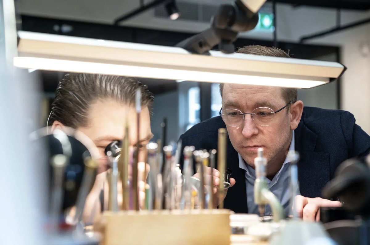 Het bijzondere Nederlandse horloge merk Van der Klaauw vestigt zich met werkplaats in Het Arsenaal. Lees dit artikel in de NY Times over de aanloop hier naar toe. #vanderklaauw #horloges #uurwerk #hetarsenaal

hetarsenaal.nl/een-nieuwe-wer…
