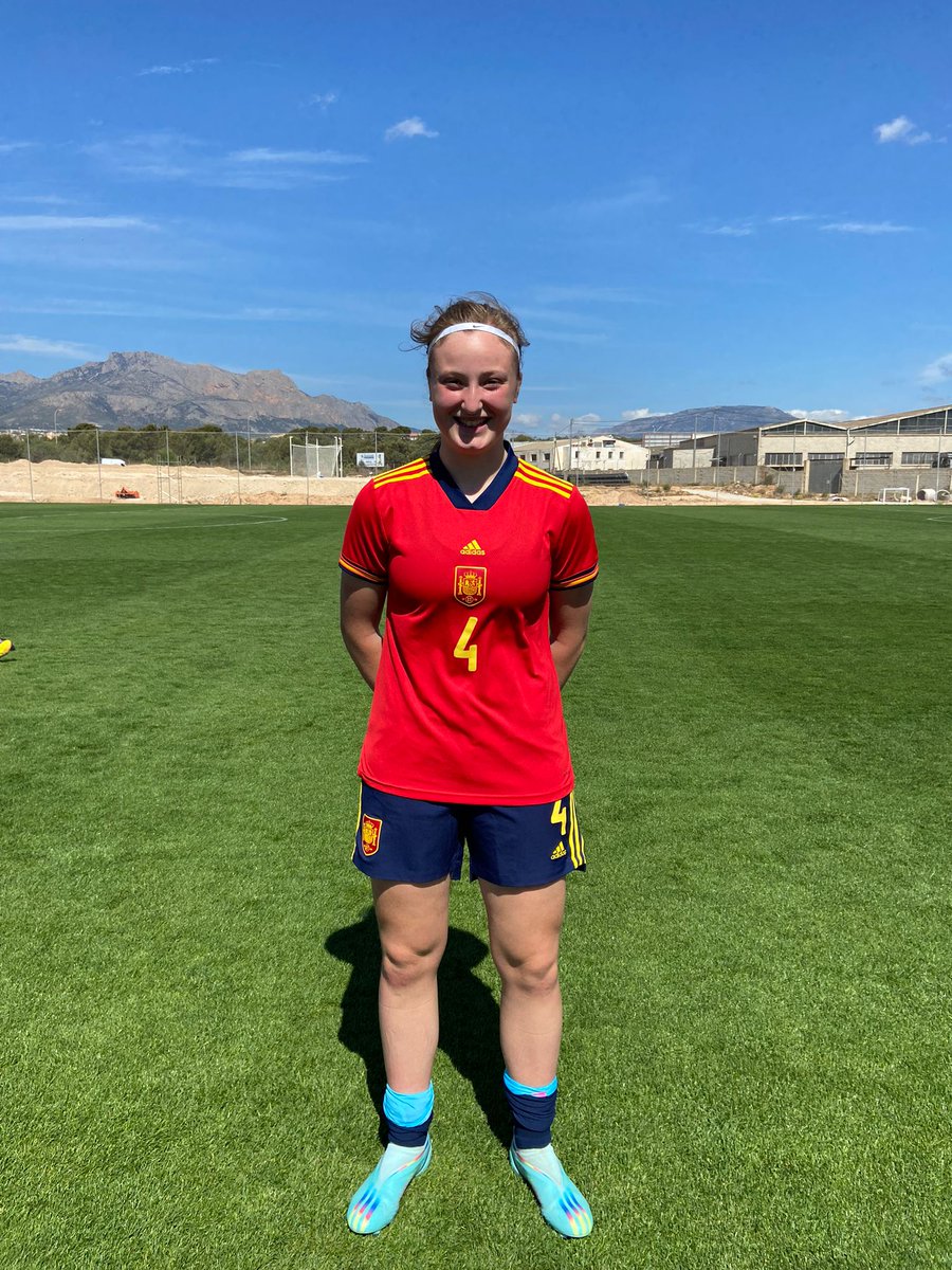 📣 #ANOSACANTEIRAFEMININA

A nosa xogadora Elena Vázquez estivo concentrada dende o luns ata hoxe para uns adestramentos coa <a href="/SEFutbolFem/">Selección Española Femenina de Fútbol</a> Sub-17! 😍🇪🇦

Segue disfrutando o camiño con esa sorrisa 😁

#SeguindoOLegado