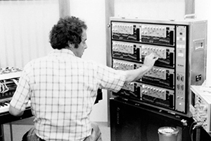 progettoHMR's tweet photo. #AccaddeOggi: 19 aprile 1977 (46 anni fa) Brevettata la tecnologia alla base dei sintetizzatori digitali #JohnChowning #UniversityOfStanford #Yamaha #sintetizzatore #musica
Continua su: https://t.co/oYP21SFqOY https://t.co/i4bHEHczfl