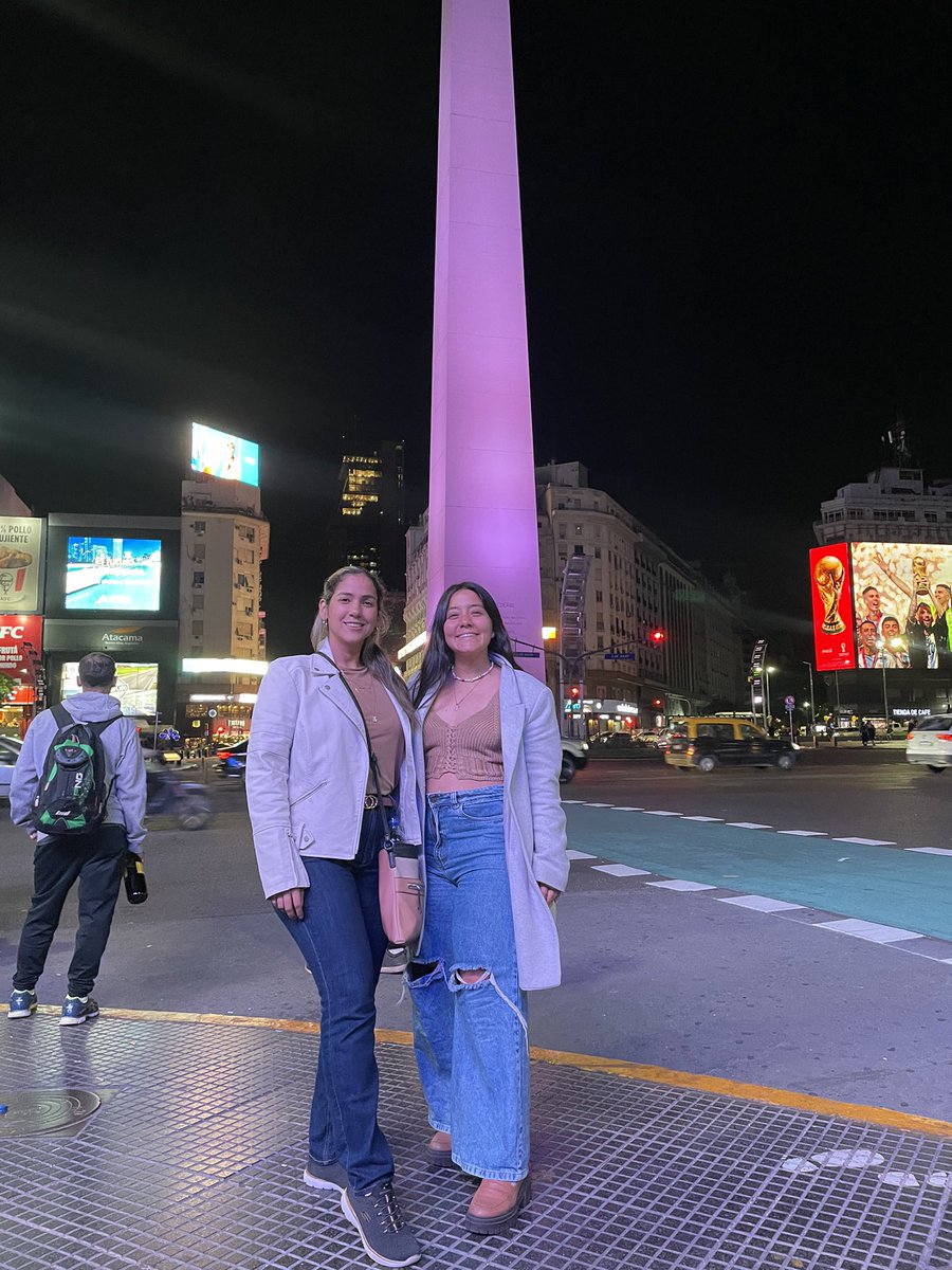 yuyalo's tweet photo. Un poco de mis días por acá 🤍🇦🇷:
Facturitas en todas las panaderías 🥯
Visita de una amiga 🤍
#Obelisco en la noche súper lindo
Y un detalle que AMO de mi cafetería favorita acá : #Tortoni https://t.co/uUyvFRZcVf