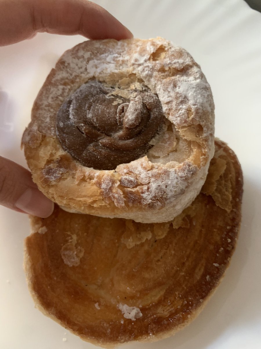 yuyalo's tweet photo. Un poco de mis días por acá 🤍🇦🇷:
Facturitas en todas las panaderías 🥯
Visita de una amiga 🤍
#Obelisco en la noche súper lindo
Y un detalle que AMO de mi cafetería favorita acá : #Tortoni https://t.co/uUyvFRZcVf