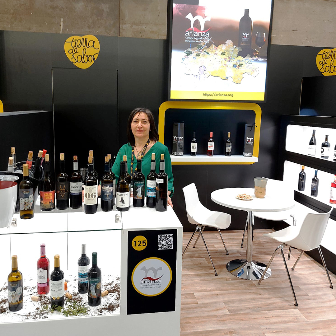 DOArlanza1's tweet photo. 🍇𝐃𝐞𝐧𝐨𝐦𝐢𝐧𝐚𝐜𝐢𝐨́𝐧 𝐝𝐞 𝐎𝐫𝐢𝐠𝐞𝐧 𝐀𝐫𝐥𝐚𝐧𝐳𝐚 estamos participando en la nueva edición de 𝑺𝒂𝒍𝒐́𝒏 𝑮𝒐𝒖𝒓𝒎𝒆𝒕𝒔 en @IFEMA en 𝗦𝘁𝗮𝗻𝗱 𝟭𝟮𝟱 y probar nuestros vinos. ¡Os esperamos! 🍷 #𝗗𝗢𝗔𝗿𝗹𝗮𝗻𝘇𝗮 #𝗕𝘂𝗿𝗴𝗼𝘀 #𝗠𝗮𝗱𝗿𝗶𝗱 #𝗩𝗶𝗻𝗼 https://t.co/gFPzG74av7