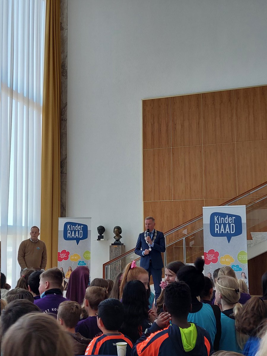 TeresaMMar's tweet photo. Na een tweede schorsing werd er gestemd. De winnaar is #HetKompas geworden met de samengevoegde plan 'Bewegen in de Natuur' Alle scholen gefeliciteerd met jullie mooie inzet 💪 Live uitgezonden door @RaadspleinTV en geïnitieerd door @jvdfvelsen @RaadvanVelsen https://t.co/SCHiYgpM8X