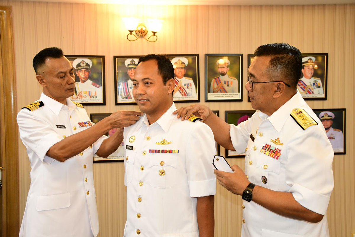 kdhandalan's tweet photo. 19 Apr; Majlis Pemakaian Pangkat Pegawai Memerintah KD HANDALAN ke P/Kdr telah berjaya disempurnakan oleh YBHG PANGWILLA 1.

“Success is not given, it is earned”

#VenomCrew3511
@tldm_rasmi
@Mawilla_1
@kd_terengganu https://t.co/zPoF7kwzo0