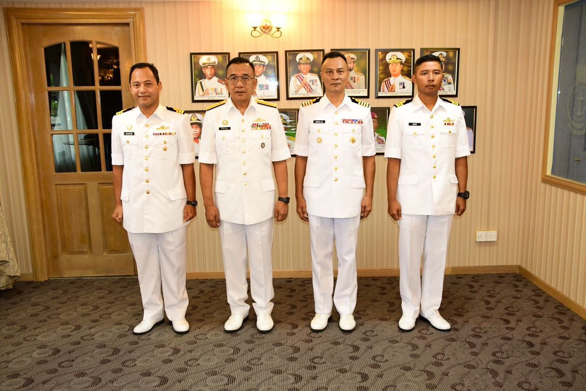 kdhandalan's tweet photo. 19 Apr; Majlis Pemakaian Pangkat Pegawai Memerintah KD HANDALAN ke P/Kdr telah berjaya disempurnakan oleh YBHG PANGWILLA 1.

“Success is not given, it is earned”

#VenomCrew3511
@tldm_rasmi
@Mawilla_1
@kd_terengganu https://t.co/zPoF7kwzo0