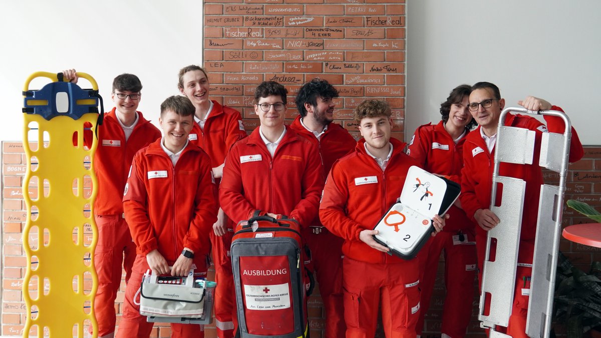 NEUE RETTUNGSSANITÄTER 🚑

Seit gestern haben wir Verstärkung durch sieben neue Zivildiener und einen freiwilligen Kollegen am Rettungsfahrzeug.

Möchtest auch du anderen Menschen in Not helfen und Leben retten? 

#roteskreuztulln #roteskreuz #zivildienst #zivi #ausbildung #azubi