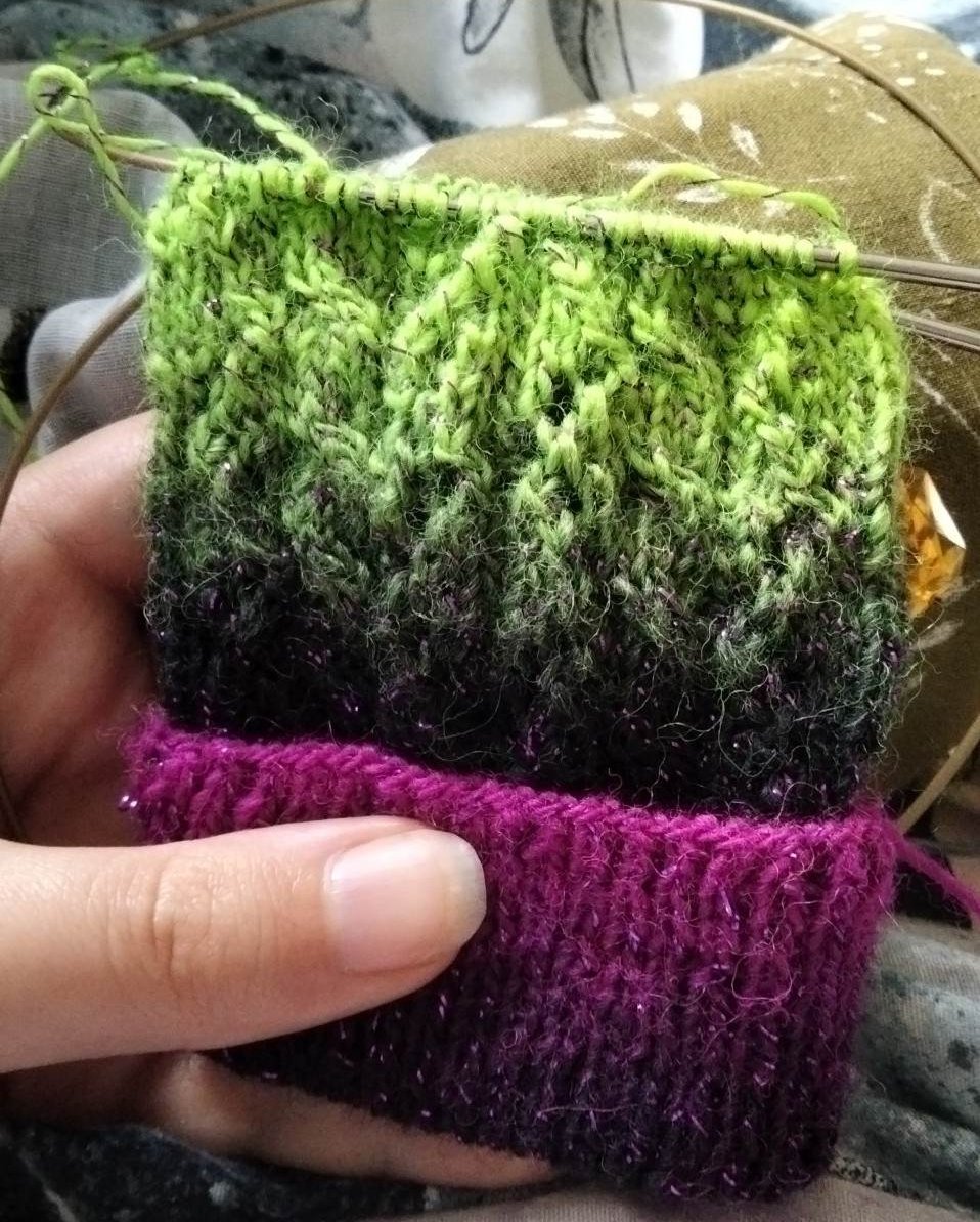 OdetteFirana's tweet photo. Making progress on my sock!! #craftvtuber #creativevtuber #craftstreamer #knittingtwitter #sockknitting https://t.co/OfkWOg1APZ