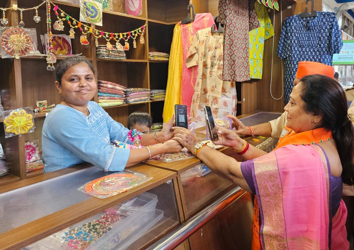 Visited #OneStationOneProduct stall at Surat Railway Station today. The stall is run by a woman artisan and has lovely items ranging from cotton dresses to handmade items for daily Puja. Made a purchase and paid the amount through Digital mode. #DigitalIndia