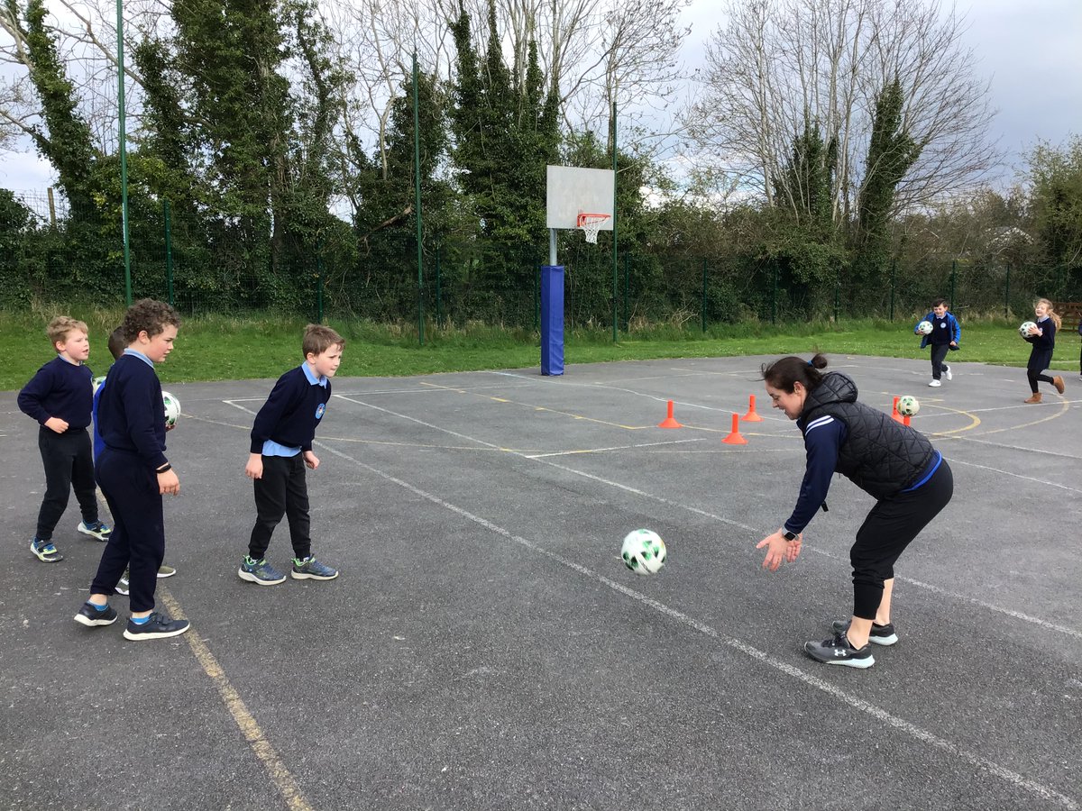 FaughartCNS's tweet photo. We have had a fantastic morning with @RocheEmmets   The boys and girls in room 2 were practising their possession, hand pass and body catch skills with the ball! Thank you so much Olivia and Aoife for visiting us @FaughartCNS @officialgaa https://t.co/oe4HuVwnXl
