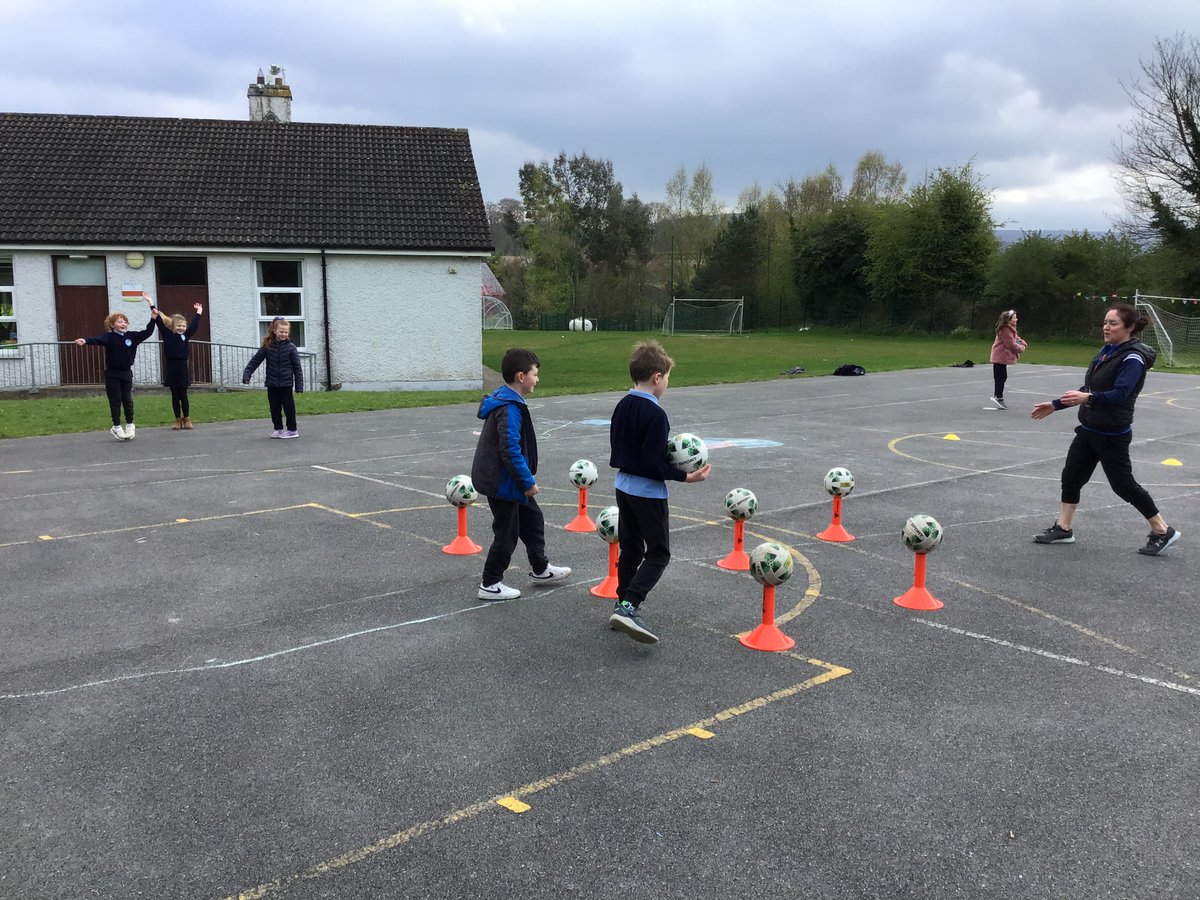 FaughartCNS's tweet photo. We have had a fantastic morning with @RocheEmmets   The boys and girls in room 2 were practising their possession, hand pass and body catch skills with the ball! Thank you so much Olivia and Aoife for visiting us @FaughartCNS @officialgaa https://t.co/oe4HuVwnXl