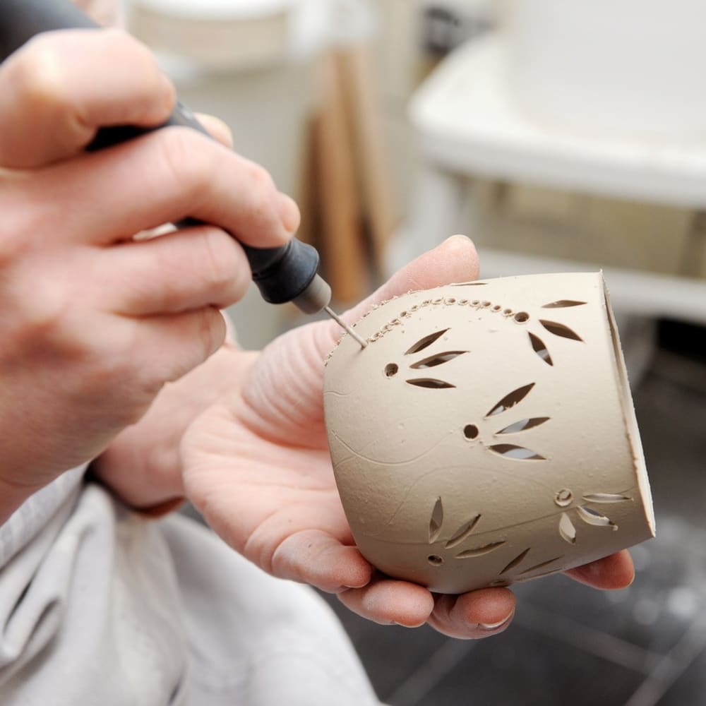 Neue Stadtführung zu den Manufakturen rund um den Schrevenpark. Abendroth-Porzellan, Buntes im Grünen und Kräuter-Pflug zeigen ihre Produktionsstätte und geben einen Einblick in die Kunst verschiedener Handwerke. bit.ly/3Lc presse.kiel-marketing.de/pressreleases/…