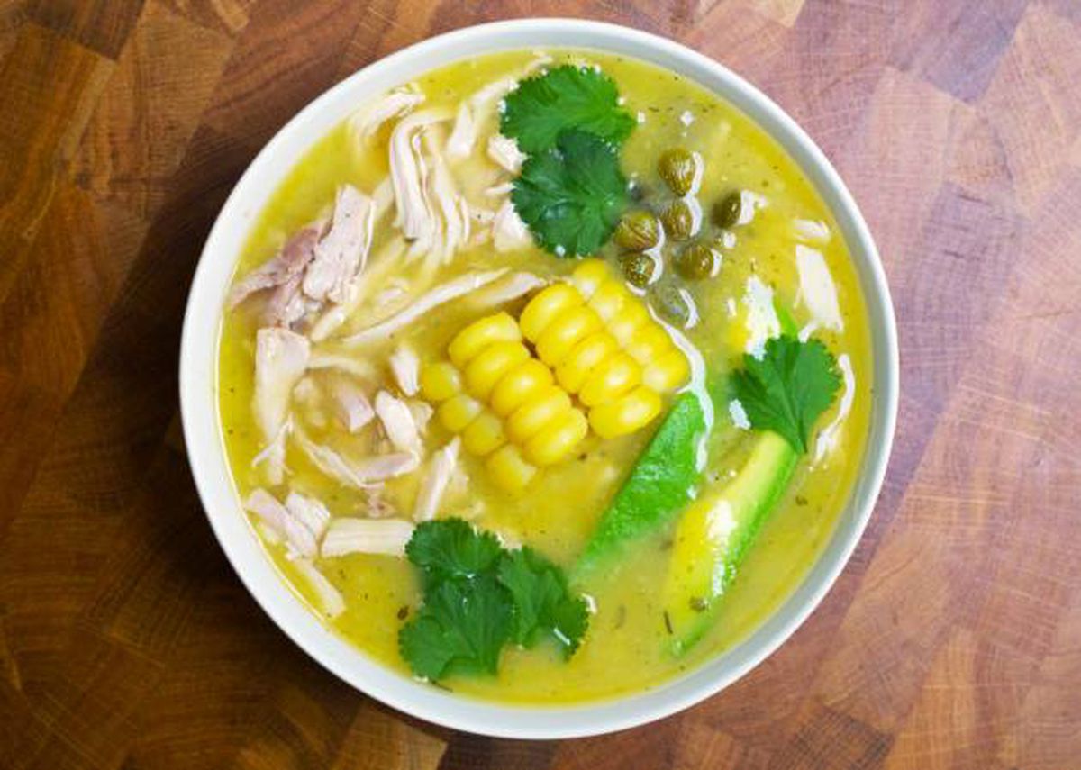 Ajiaco: la sopa colombiana de patata, pollo y maíz dlvr.it/SmkTrk