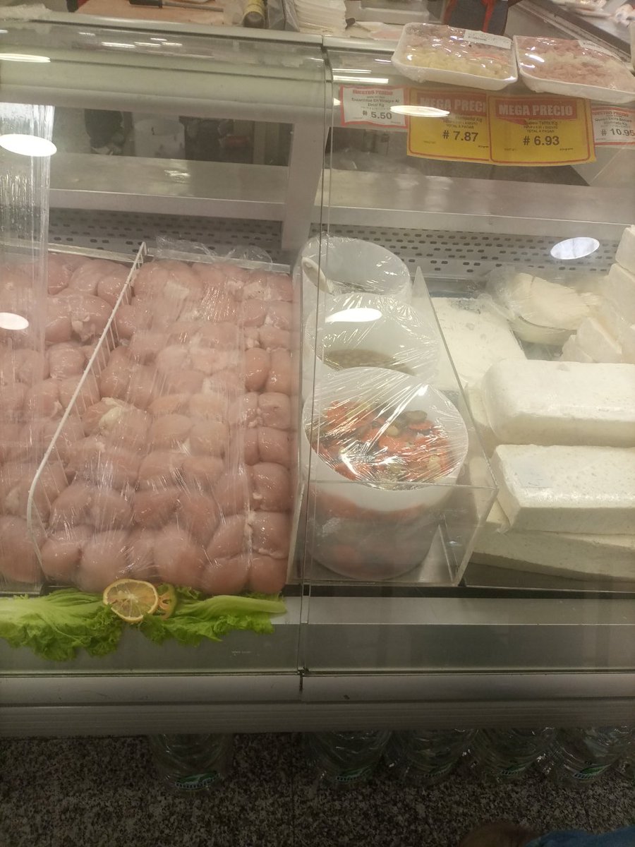 PaoloPatellaT's tweet photo. @CMadeirense plaza las Américas Caracas .coloca el pollo en el.mismo excibidor de los quesos ..esto puede causar una contaminación cruzada gravísima https://t.co/zYAxG51but