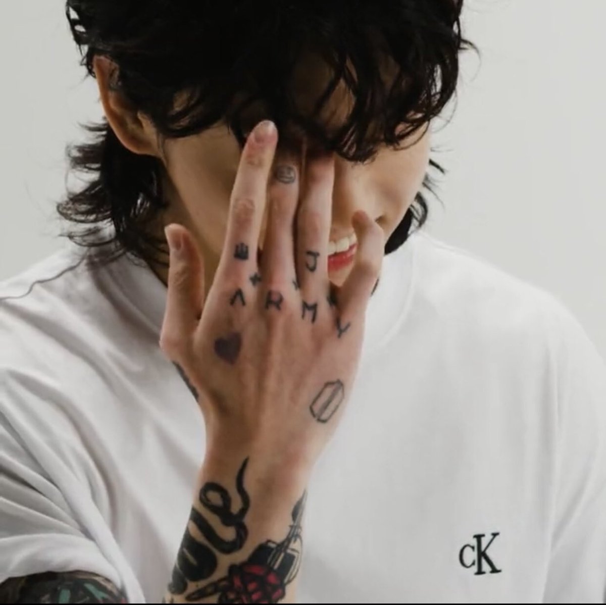 Daily_JKUpdate's tweet photo. JUNGKOOK on set for @CalvinKlein 

Q: Long hair or short hair?
Jungkook: “Long Hair”

Q: “singing or dancing?”
Jungkook: “singing”

Q: Recording or touring?
Jungkook: “Touring”

Q: Painting or Drawing?
Jungkook: “Drawing”

Q: Relax or workout?
Jungkook: “”Work Out”

Q: Sexy or Casual?
Jungkook: “Sexy”😉☺️

JUNGKOOK WORLD DOMINATION   #JUNGKOOKxCALVINKLEIN