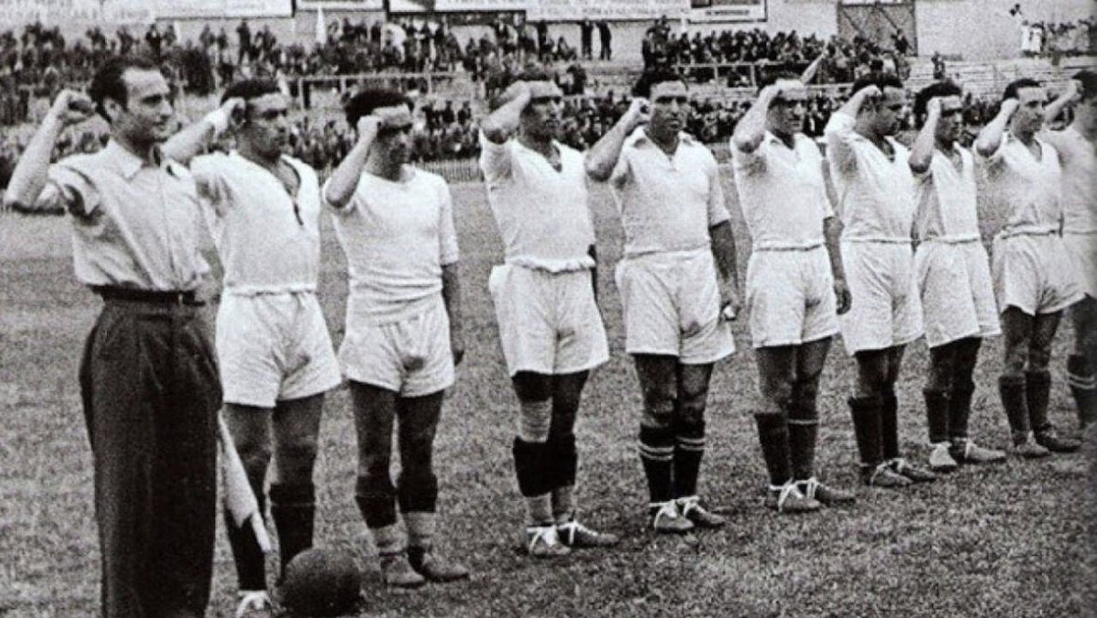 revistalibero's tweet photo. El debate sobre 'El equipo del Régimen' es un parque de atracciones para Líbero. Como bien sabéis el fútbol en blanco y negro y la identidad política es nuestra especialidad así que aquí van unas cuantas historias para que debatáis con alegría en las barras de los bares: Hilo 👇 https://t.co/lK5Ys71ADw