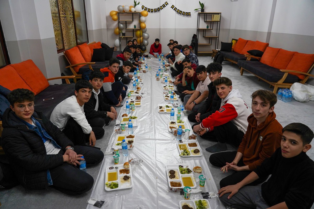 Büyükşehir Belediyemizin öğrencilere yönelik faaliyetlerinden olan Bilgehaneler ve Lise Medeniyet Akademileri,Ramazan’ın ruhuna uygun düzenlediği çok sayıda etkinlikle öğrencilerin hafızalarından çıkmayacak dolu dolu bir ayı geride bıraktı.

🌐 Ayrıntılar; konya.bel.tr/haberayrinti.p…