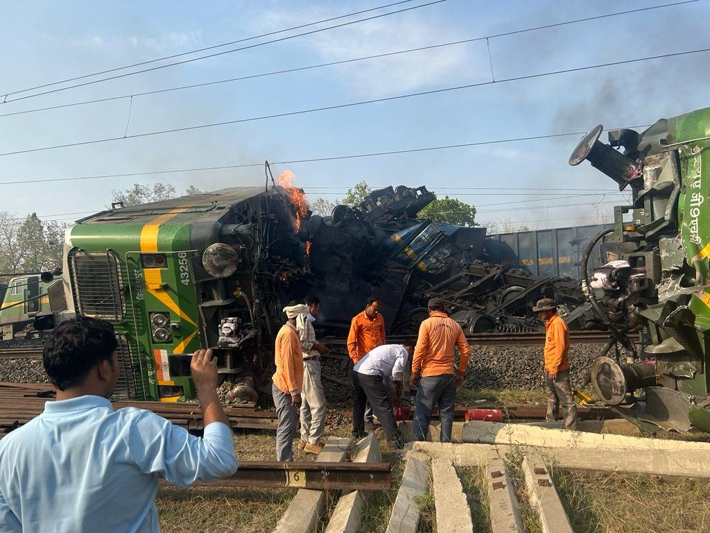 ap989704's tweet photo. #TrainAccident
लोकोपायलेट मानव है या मशीन कौन तय करेगा , 15 घंटे ड्युटी के बाद हादसा है या हत्या कौन तय करेगा ?  जवाब दिजिऐ ,😭😭😭 https://t.co/cFBHhs9M2x