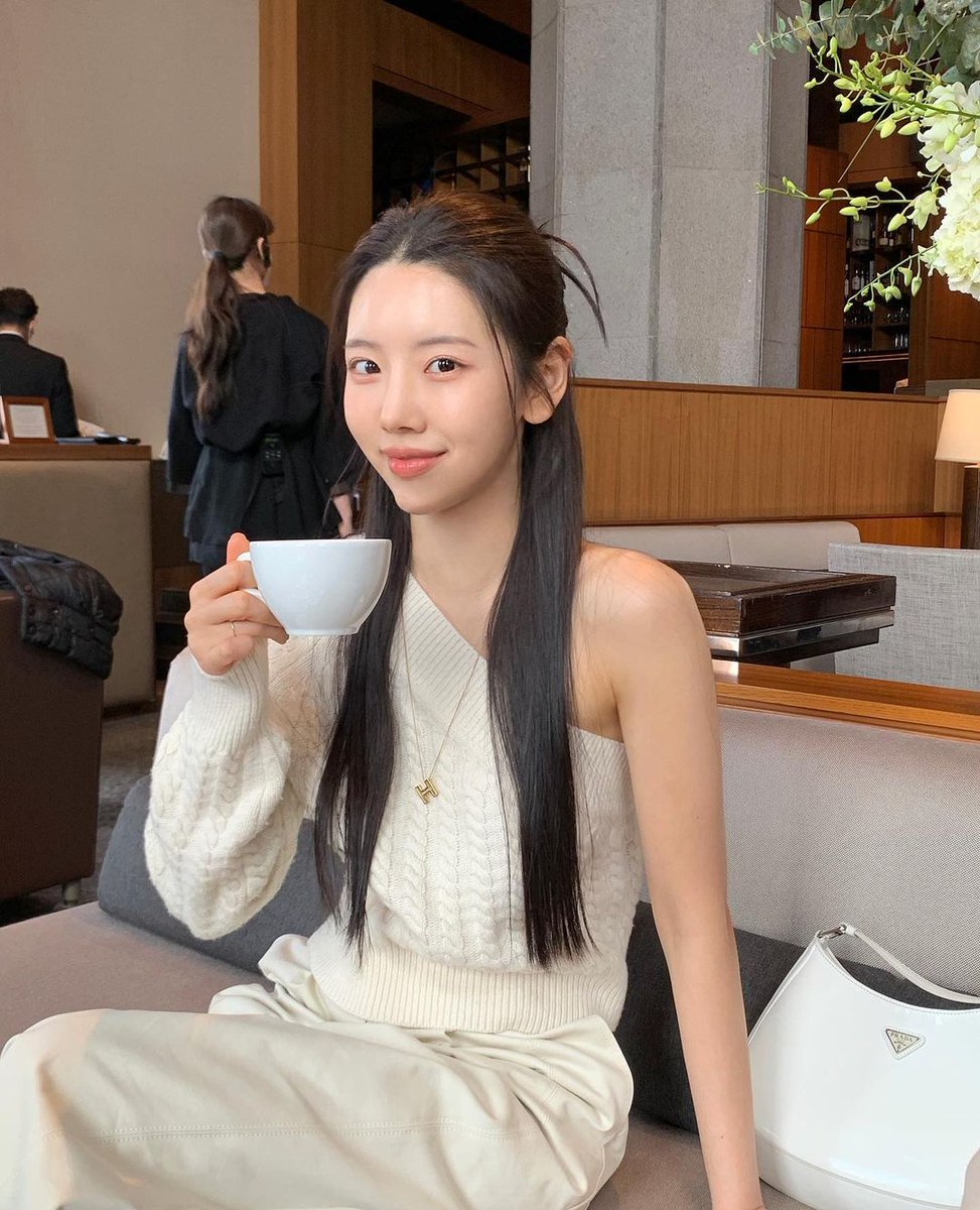 augustmilan_'s tweet photo. I'm enjoying dinner with Ciara 😊 tapos shopping naman later 🥰 https://t.co/HedTyU1Xbx