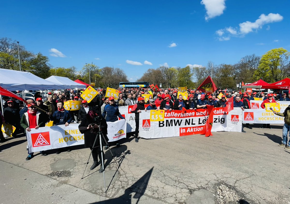 600 Teilnehmer*innen heute beim #Warnstreik in #Leipzig. Inflation, Gewinne wie noch nie, höchste Arbeitsbelastung, #Fachkräftemangel und trotzdem beste Arbeitsqualität der Beschäftigten. Das Angebot der AG von 2x3% in 24 Monaten ist ein Schlag ins Gesicht. #kfzTarif23 <a href="/IGMetall/">IG Metall</a>
