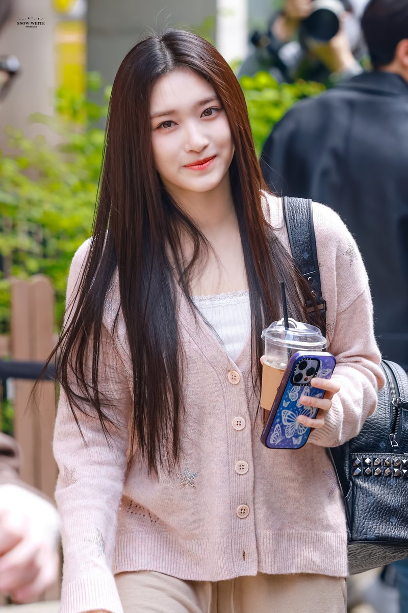 SnowWhiteLeeseo's tweet photo. 230417 마뮤테 퇴근 이서  

우리 일등 가수 오늘도 축하해~

#IVE #이서 #이현서 #현서 #LEESEO 
#IveIVE #아이해브아이브
#IAM #Kitsch 
#IAM2ndWin #IVE41stWin https://t.co/U2bRl9kzzq