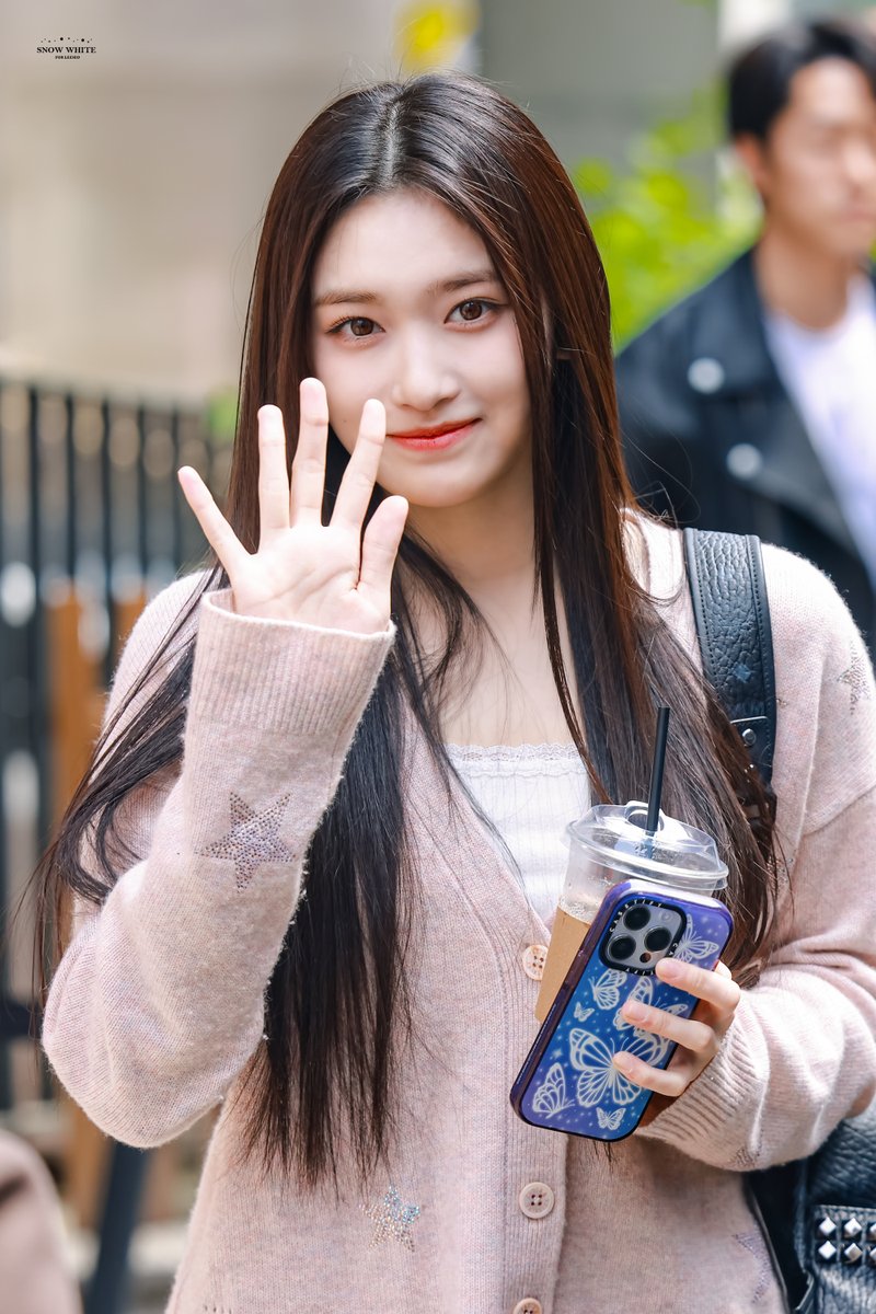 SnowWhiteLeeseo's tweet photo. 230417 마뮤테 퇴근 이서  

우리 일등 가수 오늘도 축하해~

#IVE #이서 #이현서 #현서 #LEESEO 
#IveIVE #아이해브아이브
#IAM #Kitsch 
#IAM2ndWin #IVE41stWin https://t.co/U2bRl9kzzq