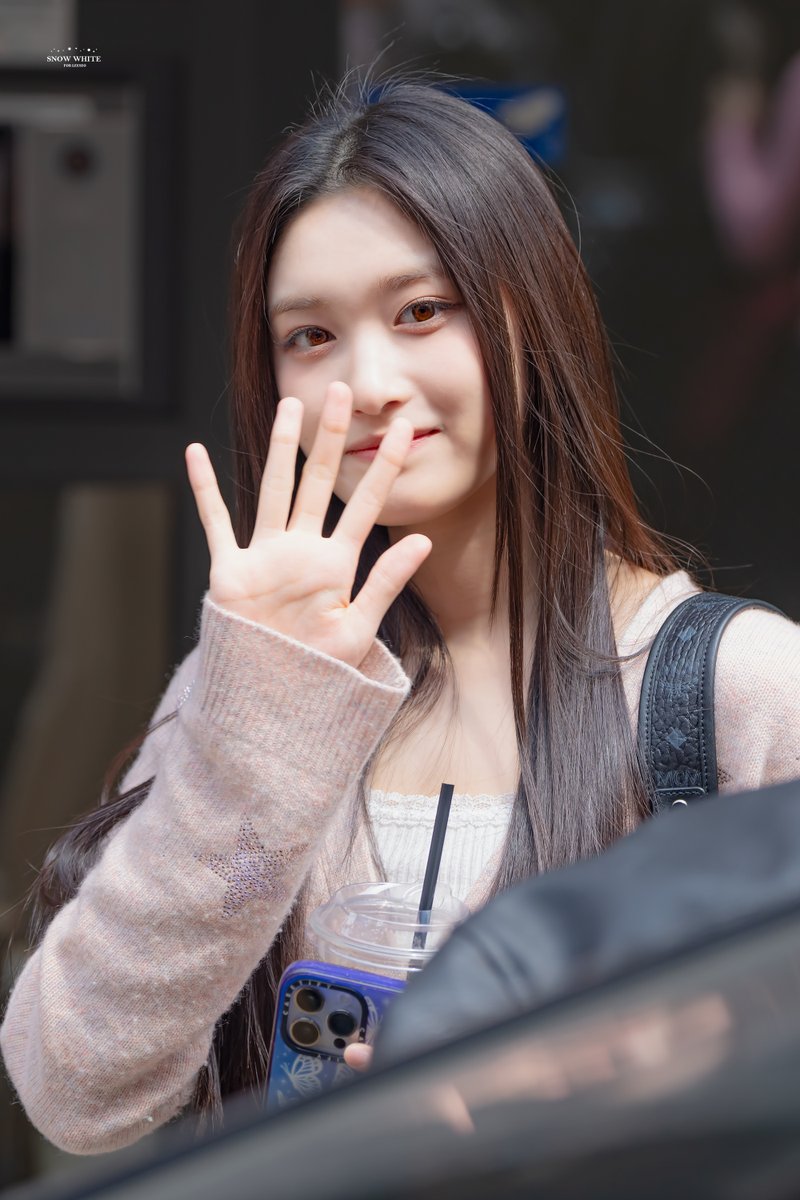 SnowWhiteLeeseo's tweet photo. 230417 마뮤테 퇴근 이서  

우리 일등 가수 오늘도 축하해~

#IVE #이서 #이현서 #현서 #LEESEO 
#IveIVE #아이해브아이브
#IAM #Kitsch 
#IAM2ndWin #IVE41stWin https://t.co/U2bRl9kzzq