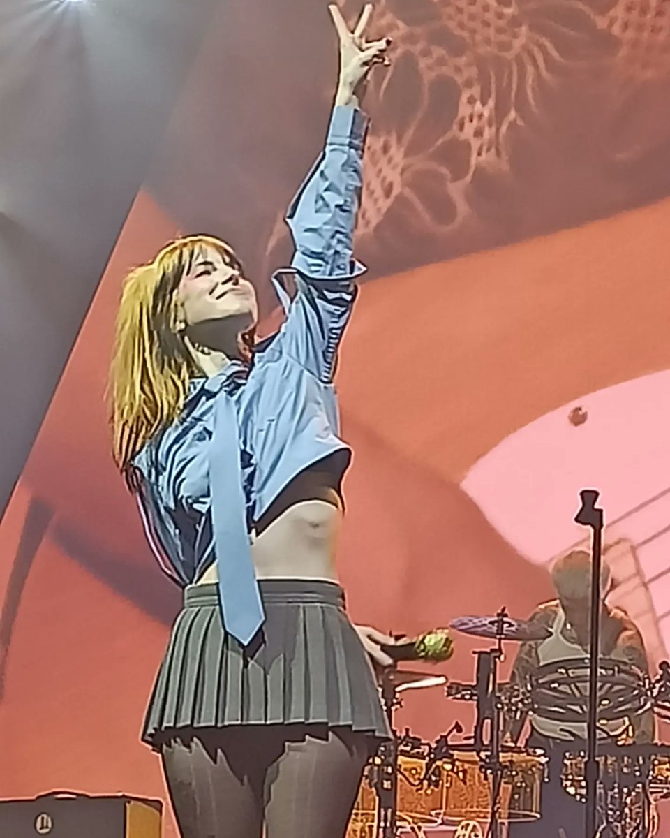 LauraBette_'s tweet photo. Show 1 of 4- Glasgow. This band is just perfection #paramore #paramoreglasgow #paramorefans #hayleywilliams #zacfarro #tayloryork https://t.co/TKTvnBR2cQ