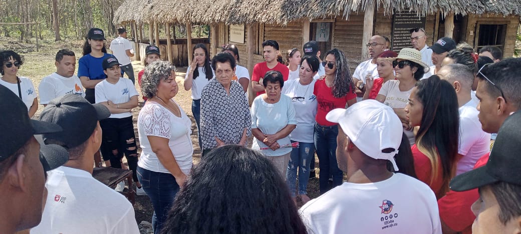 Sabe que nada en el mundo-
ni yanquis ni mercenarios
apagarán en la patria
este sol que está brillando,
para que todas las niñas
tengan zapaticos blancos... 
#GironDeVictorias
#AbrilNoSeOlvida 
#AduanadeCuba 
#AduanaVillaClara 
#JuventudAduanera 
🇨🇺🇨🇺🇨🇺