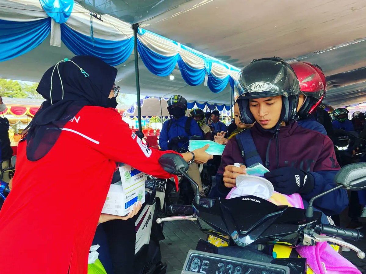 pmicilegon's tweet photo. (19/4/2023) Relawan @pmicilegon bagikan masker kepada para pemudik disekitaran Posko Siaga Lebaran yang berada di Pelabuhan Pelindo II Ciwandan, Kota Cilegon - Banten
#PMIKotaCilegon #PAMLebaran #PoskoSiagaLebaran #RelawanPMI #MudikLebaran #PMISlaluBantu #Cilegon #KotaCilegon https://t.co/cnde2XZ6Dq