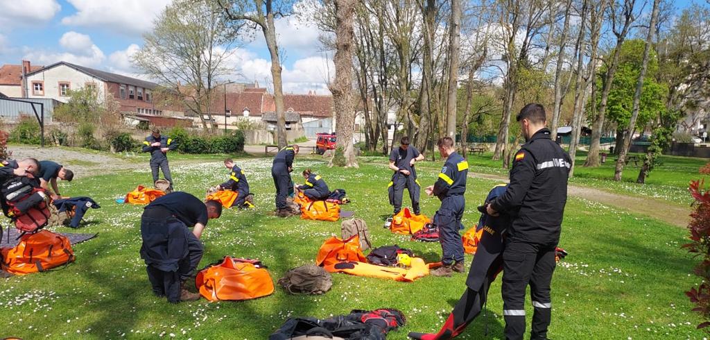 UMEgob's tweet image. 🤝La cooperación internacional en las emergencias es crucial para un mayor desarrollo de capacidades

🇫🇷🇪🇸Como parte del hermanamiento entre la #UME y las #FORMISC, dos militares #BIEMIV realizan esta semana un curso de rescate en aguas bravas de la @uiisc1 en Nogent-Le-Retrou